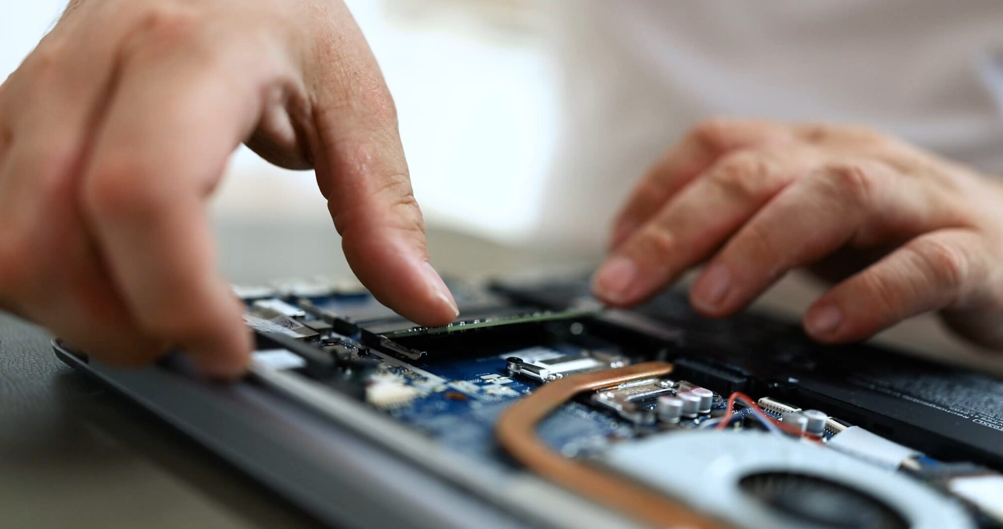 Präzise Arbeit an der Hardware eines Notebooks